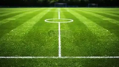 冯巩街头就餐与民众举杯合影，尽显亲和力