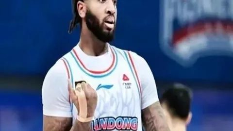 C罗与长腿女神亲密互动，总裁温柔抚摸美腿展现柔情